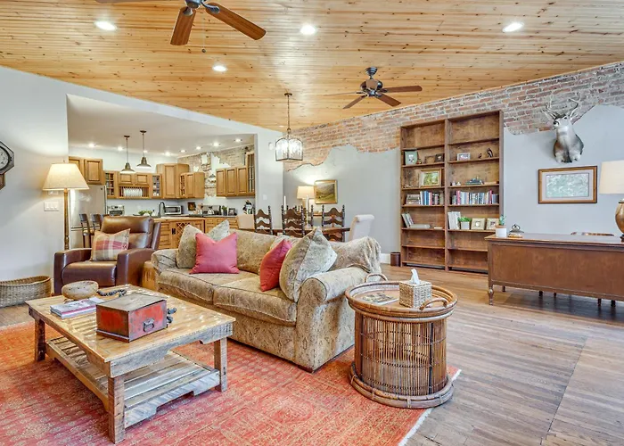 Private Hot Tub, Steps To Main St: Saluda Retreat