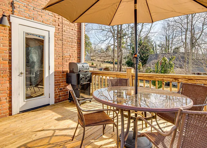 Private Hot Tub, Steps To Main St: Saluda Retreat